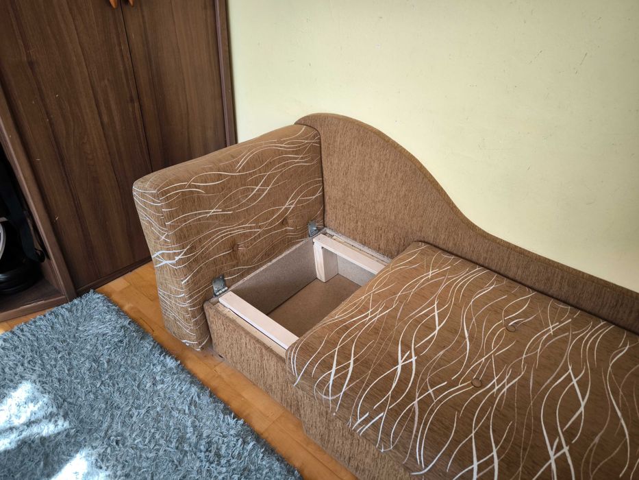Brązowa, rozkładana sofa