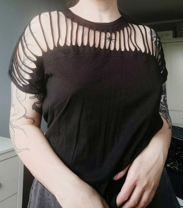 Ciemnoszary t-shirt z ozdobnym wyciętym dekoltem