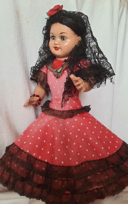 Boneca sevilhana antiga em celuloide.