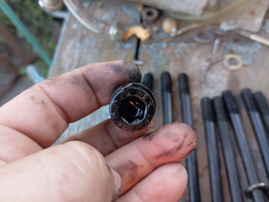 Болти кріплення головки клапанів