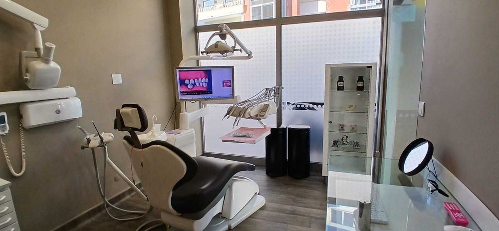 Clínica de medicina dentária premium em Cascais (Parede) | Trespasse | Em pleno funcionamento
