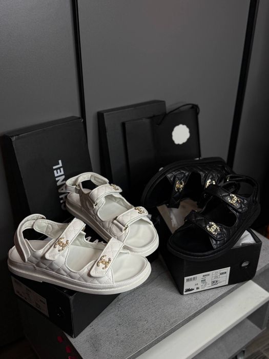 Босоніжки шанель шкіряні босоніжки chanel білі і чорні