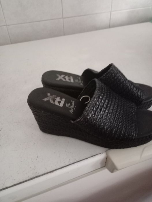 Socas de salto em cunha usadas