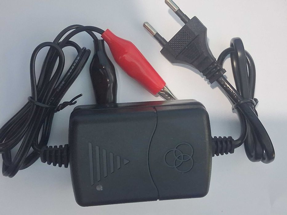 Carregador de 12V 1300mA para baterias de chumbo-ácido seladas .