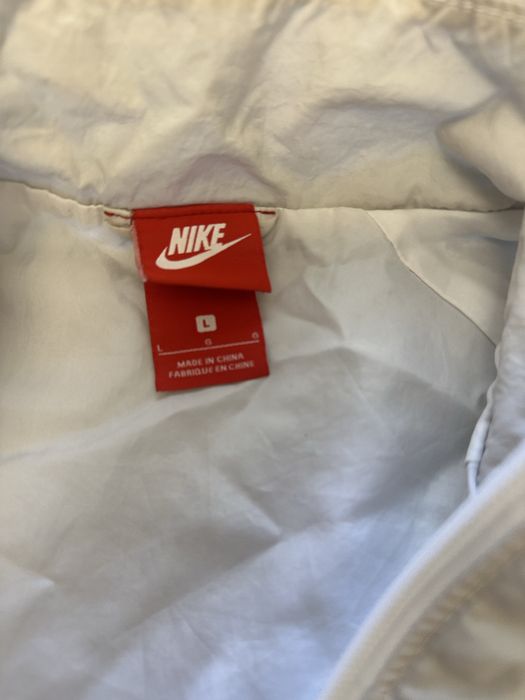 Оригінальна вітрівка nike складається у сумочку