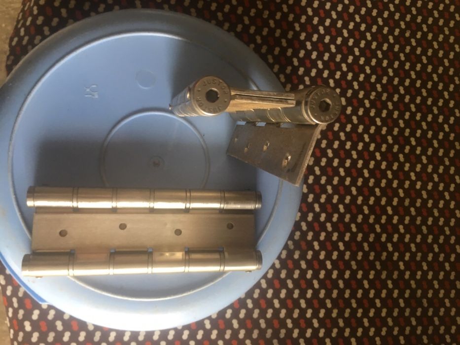 Dobradiças em inox de porta.