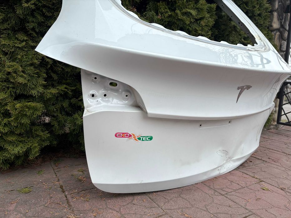 Кришка багажника Tesla model Y