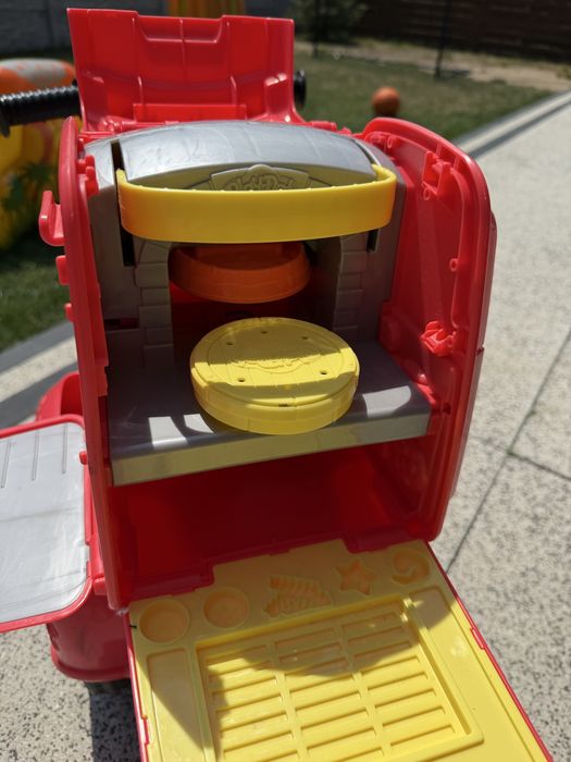 Skuter dostawca pizzy Play-doh Pizzeria.  Jezdzik rowerek czerwony