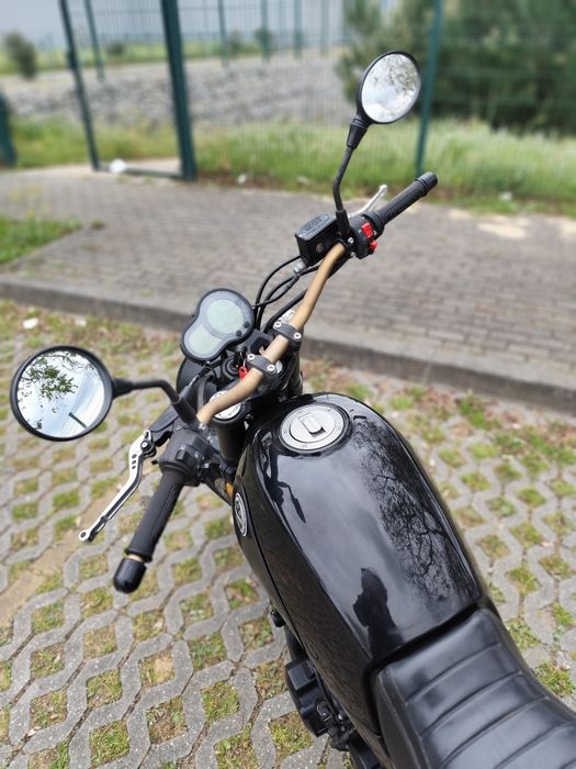 Benelli Leoncino 500 –  ano 2022, 23km.
