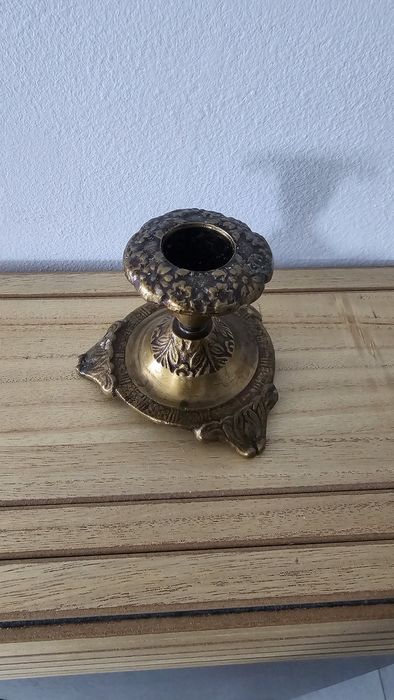 Stylowy mosiężny świecznik retro – ciężki, ozdobny, ok. 8 cm wysokości