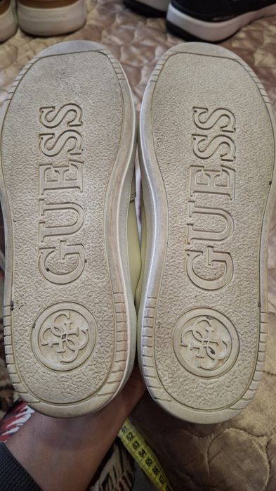 Кросівки    GUESS