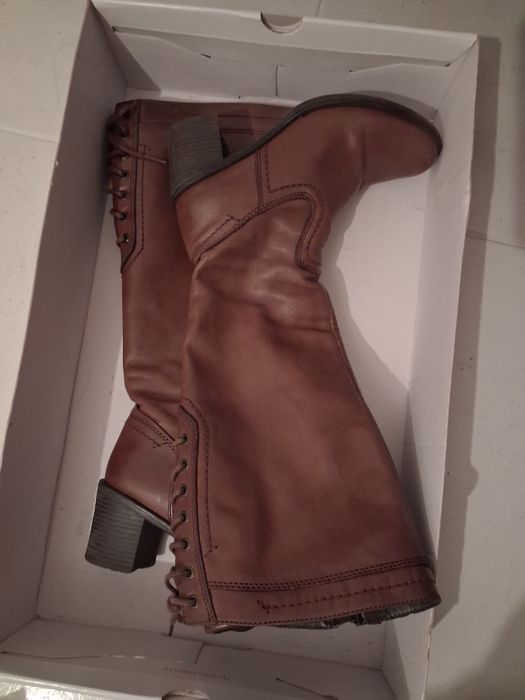 Bota castanha de cano alto com atilhos da FOREVA