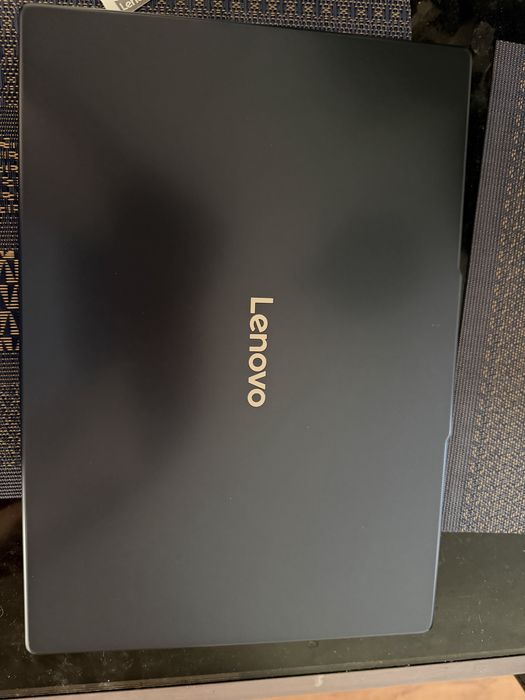 Calkowicie nowy laptop Lenovo