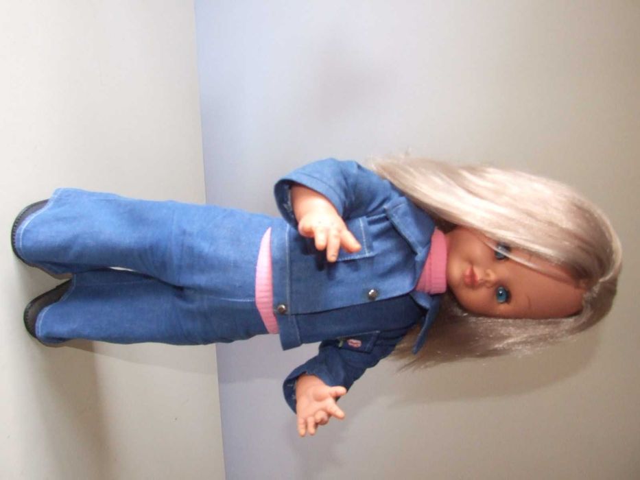 Boneca antiga com 64 cm de altura
