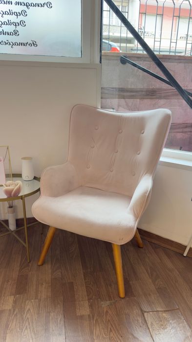 Cadeira com costas altas rosa de veludo