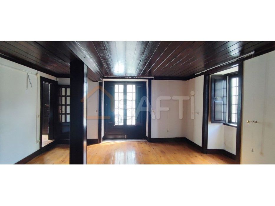 Typical Portuguese Villa with Charm and Potential