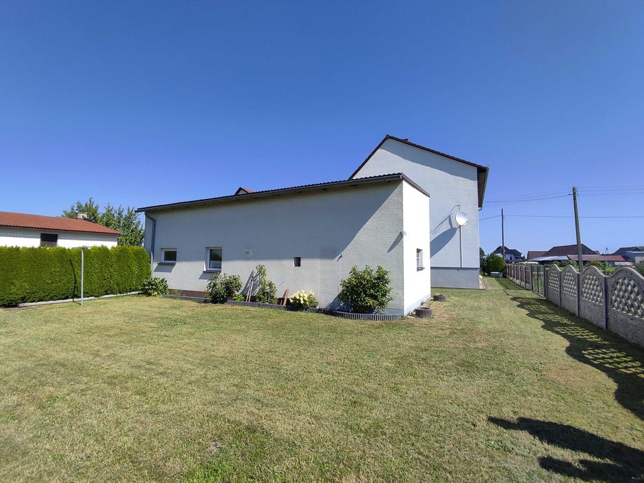 Duży dom z lat 70 tych, oddalony od głównej drogi, do zamieszkania.