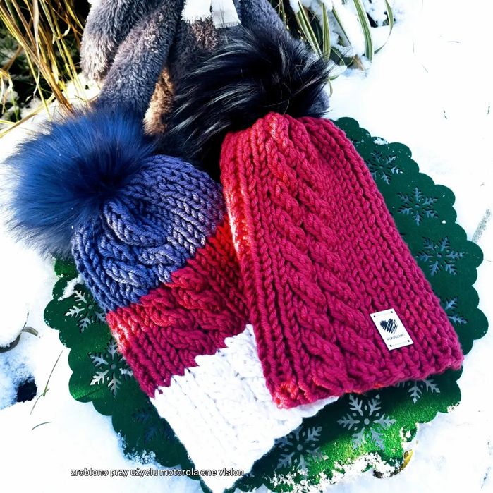Kolorowe czapki z pomponem hand made