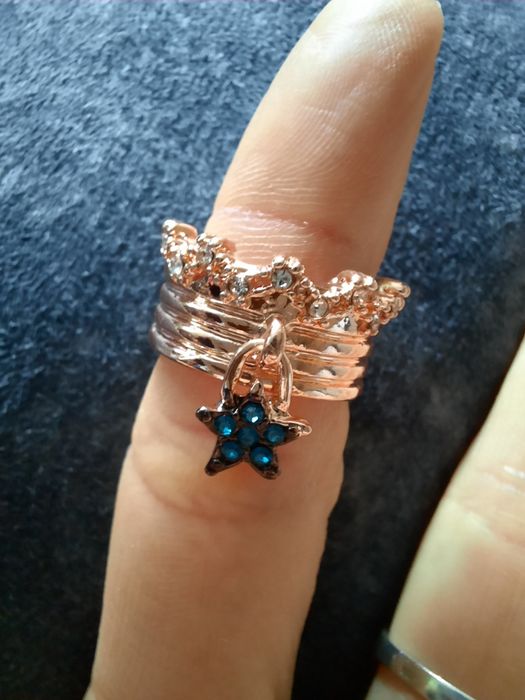 Pierscionek z wiszącą gwiazdką w kolorze różowego złota