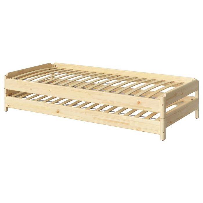 2 camas empilháveis IKEA em pinho 
Cama empilhável c/2 colchões, pinho/Ågotnes firme, 80x200 cm
278,98€/2 unidades
P