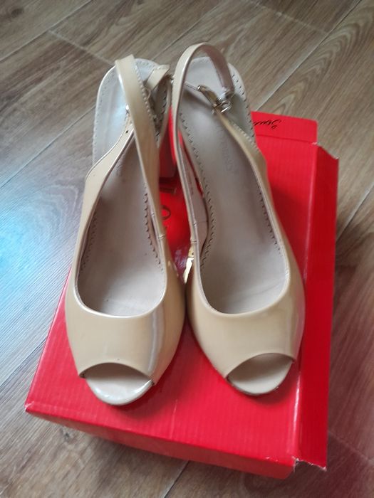 Лаковані босоніжки,туфлі на каблуку