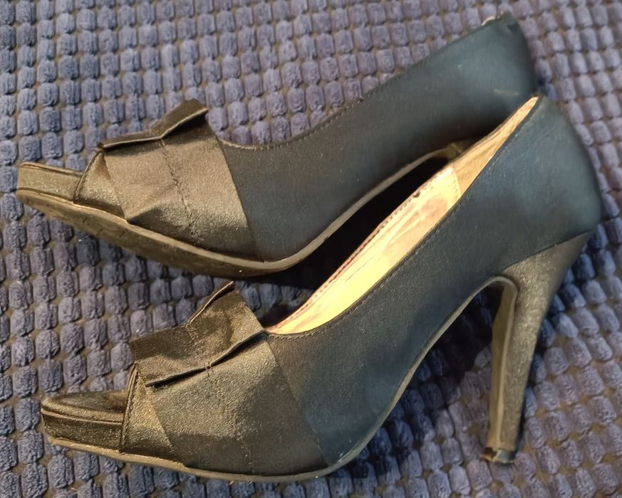 Sapatos - pretos de cetim - BARATÍSSIMOS