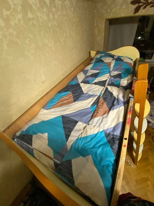 Дитяче двоярусне ліжко з драбиною