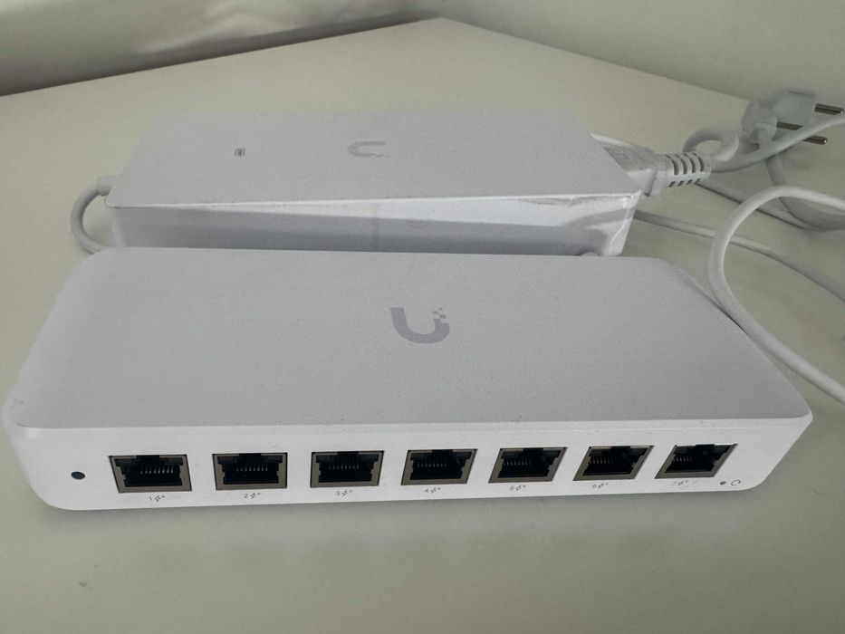 Switch Ubiquiti UniFi Ultra 8xGb z zasilaczem 210W PoE | USW-Ultra-210W