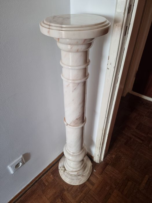 Pedestal em mármore