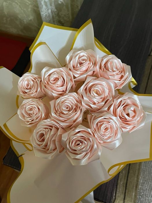 Букет з атлосної стрічки (подарунок на 8 березня)