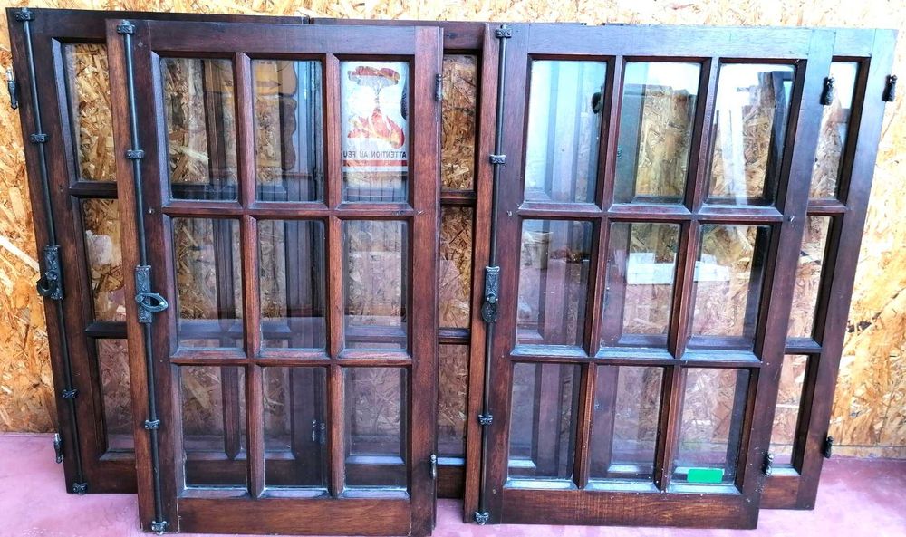 Janelas antigas, quadriculadas, diversas,