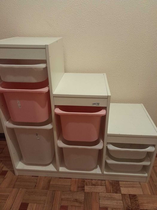 Móvel ikea cubos com caixas cor de rosa