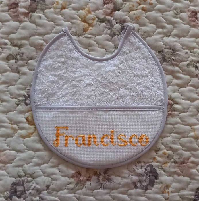 Babetes personalizadas em ponto cruz