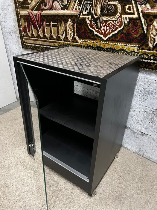 Móvel em madeira com rodas e prateleira, para bar ou aparelhagem.
Medi