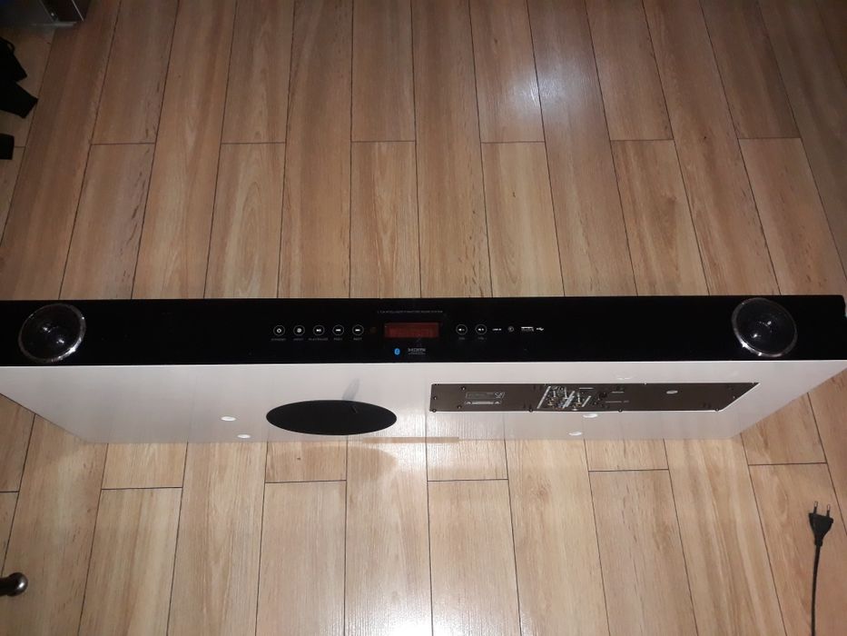 Półka z głośnikami