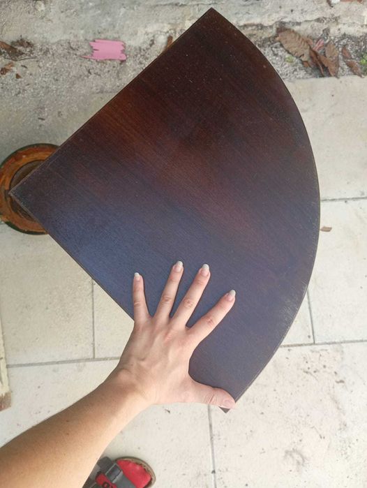 Mesa de canto, com gaveta de pequenas dimensões