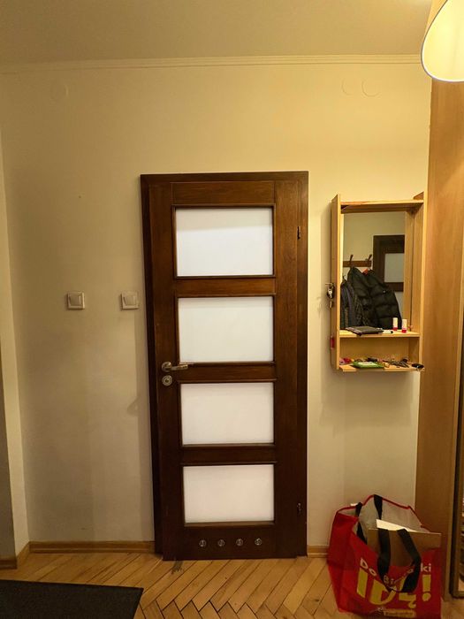 Kompletne drzwi wewnętrzne, lite drewno. Do łazienki i pokoju. 2 szt.