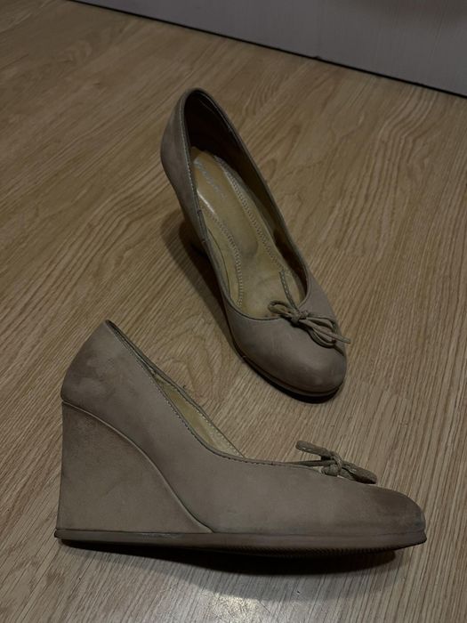 Buty na koturnie skóra nubukowa 37 Wojas