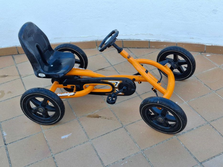 Vende-se kart para criança em bom estado de conservação.