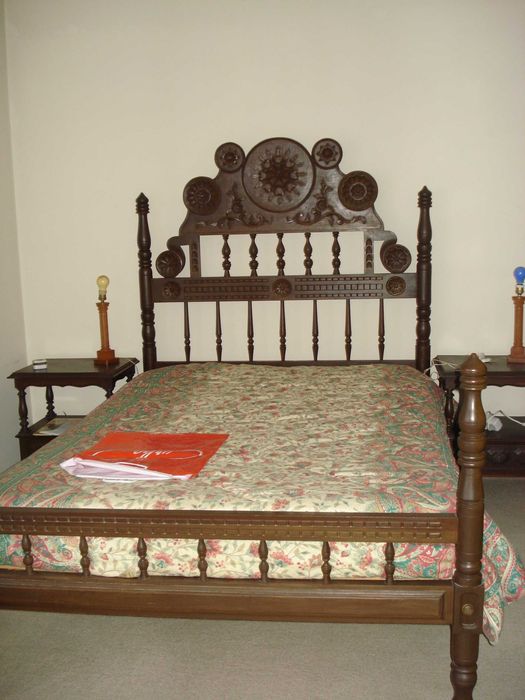 Cama de casal e duas mesas de cabeceira