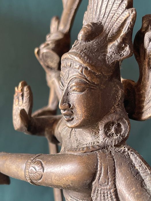 Grande estátua de bronze de Shiva Nataraja