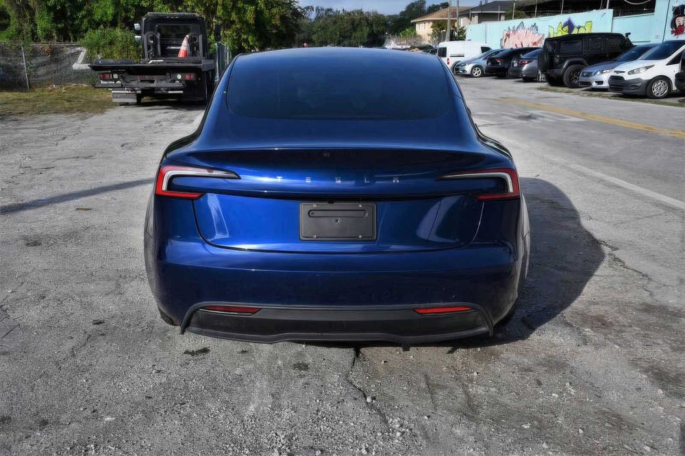 Tesla Model 3 Long Range      2025