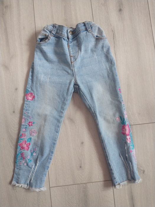 Jeansy r. 98 z motywem kwiatowym