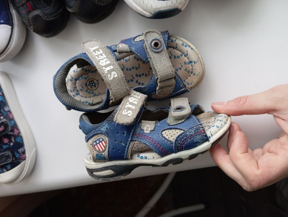 Віддам безкоштовно взуття для хлопчика дівчинки розмір 22 23 24