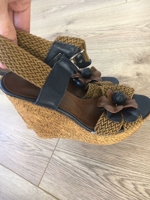 Босаножки на танкетке