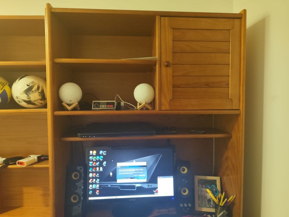 Duas camas com colchões e mobiliário...