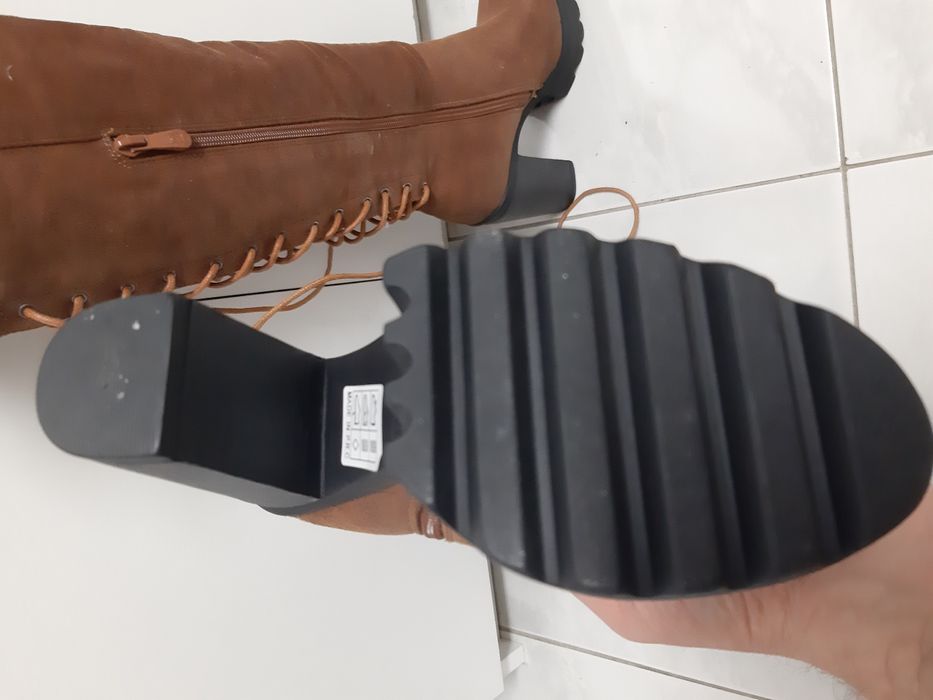 Vendo um par de botas cano alto em camurça.