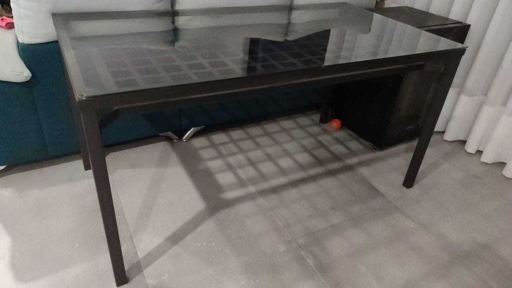 Mesa de Jantar com tampo de vidro