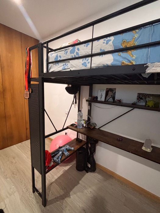 Cama  alta 90x200 cm - Estrutura de ferro - Iluminação LED - Escrivaninha com prateleira - Porta USB - Preto​ (colchão incluido)