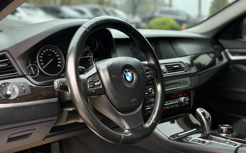 BMW 520I 2012 року